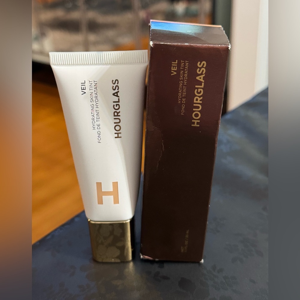 Hourglass Hydrating Skin Tint in Shade 6-Light With Cool Undertones